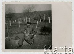 1941, Biała Krakowska, Prowincja Górny Śląsk, III Rzesza Niemiecka.
Witold Staszkiewicz z psem w ogrodzie.
Fot. NN, kolekcja Witolda Staszkiewicza, zbiory Ośrodka KARTA