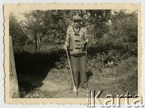 1941, Biała Krakowska, Prowincja Górny Śląsk, III Rzesza Niemiecka.
Karol Staszkiewicz (ojciec Witolda) w ogrodzie przy swoim domu przy ul Mikołaja Reja 15.
Fot. NN, kolekcja Witolda Staszkiewicza, zbiory Ośrodka KARTA