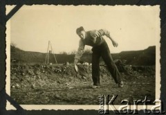 1941, okolice Białej Krakowskiej, Prowincja Górny Śląsk, III Rzesza Niemiecka.
Witold Staszkiewicz podczas treningu na boisku sportowym na terenie kamieniołomów.
Fot. NN, kolekcja Witolda Staszkiewicza, zbiory Ośrodka KARTA