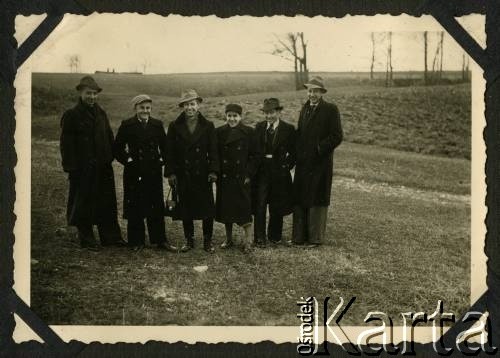 1941, okolice Białej Krakowskiej, Prowincja Górny Śląsk, III Rzesza Niemiecka.
Witold Staszkiewicz (1. z prawej) z kolegami.
Fot. NN, kolekcja Witolda Staszkiewicza, zbiory Ośrodka KARTA