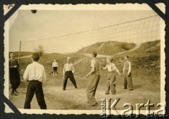 1941, okolice Białej Krakowskiej, Prowincja Górny Śląsk, III Rzesza Niemiecka.
Witold Staszkiewicz gra w piłkę siatkową z kolegami na boisku sportowym znajdującym się na terenie kamieniołomów.
Fot. NN, kolekcja Witolda Staszkiewicza, zbiory Ośrodka KARTA