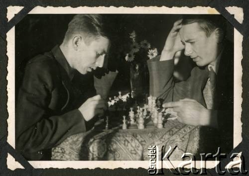 1941, Biała Krakowska, Prowincja Górny Śląsk, III Rzesza Niemiecka.
Witold Staszkiewicz (z prawej) podczas gry w szachy w mieszkaniu kolegi Eugeniusza Temlaka.
Fot. NN, kolekcja Witolda Staszkiewicza, zbiory Ośrodka KARTA