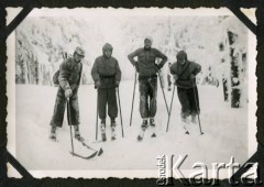 28-29.12.1941, okolice Białej Krakowskiej i Bielska, Prowincja Górny Śląsk, III Rzesza Niemiecka.
Witold Staszkiewicz (2. z prawej) z kolegami na szczycie Trzy Kopce w Beskidzie Śląskim.
Fot. NN, kolekcja Witolda Staszkiewicza, zbiory Ośrodka KARTA