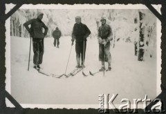 28.12.1941, okolice Białej Krakowskiej i Bielska, Prowincja Górny Śląsk, III Rzesza Niemiecka.
Szczyrk w Beskidzie Śląskim. Witold Staszkiewicz (z lewej) z kolegami jeździ na nartach.
Fot. NN, kolekcja Witolda Staszkiewicza, zbiory Ośrodka KARTA