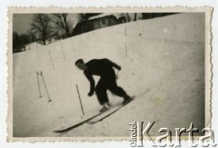 Grudzień 1941, okolice Białej Krakowskiej i Bielska, Prowincja Górny Śląsk, III Rzesza Niemiecka.
Witold Staszkiewicz jeździ na nartach.
Fot. NN, kolekcja Witolda Staszkiewicza, zbiory Ośrodka KARTA