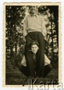 1942, okolice Białej Krakowskiej, Prowincja Górny Śląsk, III Rzesza Niemiecka.
Witold Staszkiewicz (stoi) z kolegą w lesie.
Fot. NN, kolekcja Witolda Staszkiewicza, zbiory Ośrodka KARTA