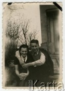 3.05.1942, okolice Białej Krakowskiej, Prowincja Górny Śląsk, III Rzesza Niemiecka.
Witold Staszkiewicz z koleżanką Ireną Susicką siedzą na schodach przed domem rodzinnym Barbary Gotkowskiej (przed wojną sąsiadki państwa Staszkiewiczów).
Fot. NN, kolekcja Witolda Staszkiewicza, zbiory Ośrodka KARTA