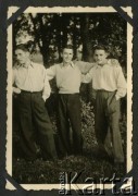 1942, okolice Białej Krakowskiej, Prowincja Górny Śląsk, III Rzesza Niemiecka.
Witold Staszkiewicz (w środku) z kolegami: Mieczysławem Bylicą (z lewej) i Kazimierzem Ciurlą w lesie.
Fot. NN, kolekcja Witolda Staszkiewicza, zbiory Ośrodka KARTA