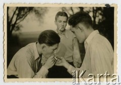 1942, okolice Białej Krakowskiej, Prowincja Górny Śląsk, III Rzesza Niemiecka.
Witold Staszkiewicz (w środku) z kolegami pali papierosy.
Fot. NN, kolekcja Witolda Staszkiewicza, zbiory Ośrodka KARTA