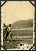 2.08.1942, Międzybrodzie k. Żywca, Prowincja Górny Śląsk, III Rzesza Niemiecka.
Kolega Witolda Staszkiewicza pozuje do zdjęcia z kobietą.
Fot. NN, kolekcja Witolda Staszkiewicza, zbiory Ośrodka KARTA

 
