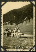 2.08.1942, Międzybrodzie k. Żywca, Prowincja Górny Śląsk, III Rzesza Niemiecka.
Przyjaciele Witolda Staszkiewicza siedzą na kajaku nad brzegiem Jeziora Międzybrodzkiego.
Fot. NN, kolekcja Witolda Staszkiewicza, zbiory Ośrodka KARTA

 
