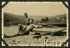 2.08.1942, Międzybrodzie k. Żywca, Prowincja Górny Śląsk, III Rzesza Niemiecka.
Witold Staszkiewicz (z prawej) siedzi z kolegą przy kajaku nad brzegiem Jeziora Międzybrodzkiego.
Fot. NN, kolekcja Witolda Staszkiewicza, zbiory Ośrodka KARTA