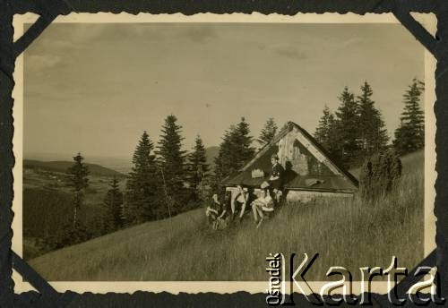 5.07.1942, Międzybrodzie k. Żywca, Prowincja Górny Śląsk, III Rzesza Niemiecka.
Witold Staszkiewicz (2. z prawej) z kolegami podczas wspinania się na szczyt Nowy Świat w Beskidzie Małym. Na zdjęciu chłopcy odpoczywają przy drewnianej chacie.
Fot. NN, kolekcja Witolda Staszkiewicza, zbiory Ośrodka KARTA

