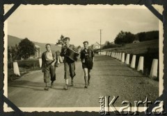 31.05.1942, Międzybrodzie k. Żywca, Prowincja Górny Śląsk, III Rzesza Niemiecka.
Witold Staszkiewicz ( w środku z akordeonem) z kolegami: Kazimierzem Ciurlą (z lewej) i Mieczysławem Bylicą idą drogą przez wieś.
Fot. NN, kolekcja Witolda Staszkiewicza, zbiory Ośrodka KARTA

