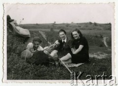 1942, okolice Białej Krakowskiej, Prowincja Górny Śląsk, III Rzesza Niemiecka.
Witold i Maria Staszkiewiczowie (2. i 3. z lewej) z kuzynami z Żywca.
Fot. NN, kolekcja Witolda Staszkiewicza, zbiory Ośrodka KARTA