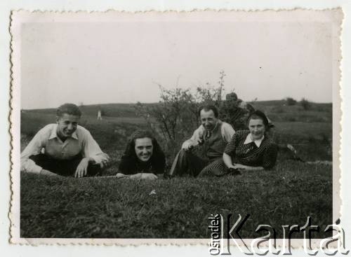 1942, okolice Białej Krakowskiej, Prowincja Górny Śląsk, III Rzesza Niemiecka.
Maria i Witold Staszkiewiczowie (1. i 2. z prawej) z kuzynami z Żywca.
Fot. NN, kolekcja Witolda Staszkiewicza, zbiory Ośrodka KARTA