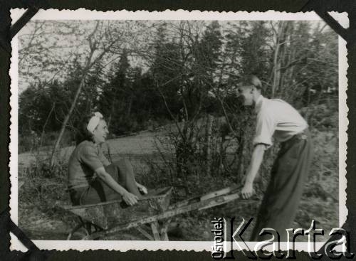 1942, okolice Białej Krakowskiej, Prowincja Górny Śląsk, III Rzesza Niemiecka.
Kuzynostwo państwa Staszkiewiczów z Żywca.
Fot. NN, kolekcja Witolda Staszkiewicza, zbiory Ośrodka KARTA