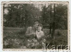 1942, okolice Białej Krakowskiej, Prowincja Górny Śląsk, III Rzesza Niemiecka.
Wiesław Staszkiewicz (brat Witolda) z żoną Stanisławą w ogrodzie.
Fot. NN, kolekcja Witolda Staszkiewicza, zbiory Ośrodka KARTA