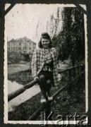 1942, okolice Białej Krakowskiej, Prowincja Górny Śląsk, III Rzesza Niemiecka.
Stanisława, żona Wiesława Staszkiewicza (brata Witolda) pozuje do zdjęcia siedząc na drewnianym ogrodzeniu. W tle widoczna kamienica.
Fot. NN, kolekcja Witolda Staszkiewicza, zbiory Ośrodka KARTA