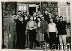 Wrzesień 1945, Bystra Śląska, Polska.
Kuracjusze przed wejściem do sanatorium. W ostatnim rzędzie 1. z prawej stoi Witold Staszkiewicz. Po powrocie z obozu koncentracyjnego Mauthausen w sierpniu 1945 r. leczył się na gruźlicę. Zmarł w 1950 roku.
Fot. NN, kolekcja Witolda Staszkiewicza, zbiory Ośrodka KARTA