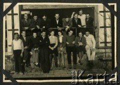 Wrzesień 1945, Bystra Śląska, Polska.
Kuracjusze z sanatorium. W drugim rzędzie 2. z lewej stoi Witold Staszkiewicz. Po powrocie z obozu koncentracyjnego Mauthausen w sierpniu 1945 r. leczył się na gruźlicę. Zmarł w 1950 roku.
Fot. NN, kolekcja Witolda Staszkiewicza, zbiory Ośrodka KARTA