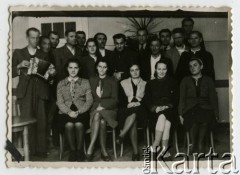 Wrzesień 1945, Bystra Śląska, Polska.
Kuracjusze w sanatorium. W ostatnim rzędzie 3. z lewej stoi Witold Staszkiewicz. Po powrocie z obozu koncentracyjnego Mauthausen w sierpniu 1945 r. leczył się na gruźlicę. Zmarł w 1950 roku.
Fot. NN, kolekcja Witolda Staszkiewicza, zbiory Ośrodka KARTA