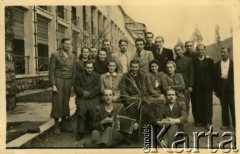 Wrzesień 1945, Bystra Śląska, Polska.
Kuracjusze na terenie sanatorium. W drugim w środku siedzi Witold Staszkiewicz. Po powrocie z obozu koncentracyjnego Mauthausen w sierpniu 1945 r. leczył się na gruźlicę. Zmarł w 1950 roku.
Fot. NN, kolekcja Witolda Staszkiewicza, zbiory Ośrodka KARTA