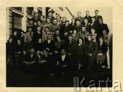 Wrzesień 1945, Bystra Śląska, Polska.
Grupa kuracjuszy z sanatorium. W trzecim rzędzie 3. z prawej stoi Witold Staszkiewicz. Po powrocie z obozu koncentracyjnego Mauthausen w sierpniu 1945 r. leczył się na gruźlicę. Zmarł w 1950 roku.
Fot. NN, kolekcja Witolda Staszkiewicza, zbiory Ośrodka KARTA