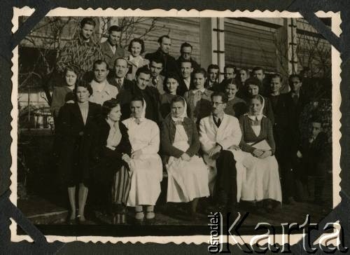 Wrzesień 1945, Bystra Śląska, Polska.
Grupa kuracjuszy pozuje do zdjęcia z personelem sanatorium. W trzecim rzędzie 4. z prawej stoi Witold Staszkiewicz. Po powrocie z obozu koncentracyjnego Mauthausen w sierpniu 1945 r. leczył się na gruźlicę. Zmarł w 1950 roku.
Fot. NN, kolekcja Witolda Staszkiewicza, zbiory Ośrodka KARTA