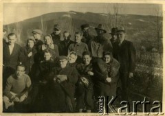 Wrzesień 1945, Bystra Śląska, Polska.
Kuracjusze z sanatorium na spacerze. W trzecim rzędzie 2. z lewej stoi prawdopodobnie Witold Staszkiewicz. Po powrocie z obozu koncentracyjnego Mauthausen w sierpniu 1945 r. leczył się na gruźlicę. Zmarł w 1950 roku.
Fot. NN, kolekcja Witolda Staszkiewicza, zbiory Ośrodka KARTA