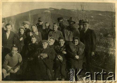 Wrzesień 1945, Bystra Śląska, Polska.
Kuracjusze z sanatorium na spacerze. W trzecim rzędzie 2. z lewej stoi prawdopodobnie Witold Staszkiewicz. Po powrocie z obozu koncentracyjnego Mauthausen w sierpniu 1945 r. leczył się na gruźlicę. Zmarł w 1950 roku.
Fot. NN, kolekcja Witolda Staszkiewicza, zbiory Ośrodka KARTA