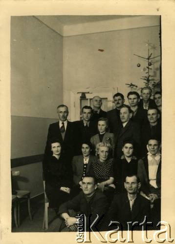 Grudzień 1945, Bystra Śląska, Polska.
Kuracjusze w sanatorium. W trzecim rzędzie 2. z lewej stoi Witold Staszkiewicz. Po powrocie z obozu koncentracyjnego Mauthausen w sierpniu 1945 r. leczył się na gruźlicę. Z tyłu widoczna choinka.
Fot. NN, kolekcja Witolda Staszkiewicza, zbiory Ośrodka KARTA