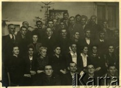 Grudzień 1945, Bystra Śląska, Polska.
Grupa kuracjuszy z sanatorium pozuje na tle choinki. W trzecim rzędzie 2. z lewej stoi Witold Staszkiewicz. Po powrocie z obozu koncentracyjnego Mauthausen w sierpniu 1945 r. leczył się na gruźlicę. Zmarł w 1950 roku.
Fot. NN, kolekcja Witolda Staszkiewicza, zbiory Ośrodka KARTA