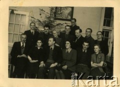 Grudzień 1945, Bystra Śląska, Polska.
Grupa kuracjuszy z sanatorium pozuje na tle choinki. W pierwszym rzędzie 2. z prawej siedzi Witold Staszkiewicz. Po powrocie z obozu koncentracyjnego Mauthausen w sierpniu 1945 r. leczył się na gruźlicę. Zmarł w 1950 roku.
Fot. NN, kolekcja Witolda Staszkiewicza, zbiory Ośrodka KARTA