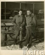 Grudzień 1945, Bystra Śląska, Polska.
Witold Staszkiewicz siedzi na ławce z koleżanką przed budynkiem sanatorium. Po powrocie z obozu koncentracyjnego Mauthausen w sierpniu 1945 r. leczył się na gruźlicę. Zmarł w 1950 roku.
Fot. NN, kolekcja Witolda Staszkiewicza, zbiory Ośrodka KARTA