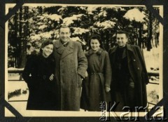 1946, Bystra Śląska, Polska.
Witold Staszkiewicz (z prawej) z kuracjuszami z sanatorium. 1. z lewej Barbara Łazarczyk. Po powrocie z obozu koncentracyjnego Mauthausen w sierpniu 1945 r. leczył się na gruźlicę. Zmarł w 1950 roku.
Fot. NN, kolekcja Witolda Staszkiewicza, zbiory Ośrodka KARTA