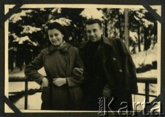 1946, Bystra Śląska, Polska.
Sanatorium. Witold Staszkiewicz z koleżanką na tarasie. Po powrocie z obozu koncentracyjnego Mauthausen w sierpniu 1945 r. leczył się na gruźlicę. Zmarł w 1950 roku.
Fot. NN, kolekcja Witolda Staszkiewicza, zbiory Ośrodka KARTA