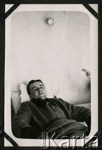 1946, Bystra Śląska, Polska.
Sanatorium. Witold Staszkiewicz leży na łóżku szpitalnym. Po powrocie z obozu koncentracyjnego Mauthausen w sierpniu 1945 r. leczył się na gruźlicę. Zmarł w 1950 roku.
Fot. NN, kolekcja Witolda Staszkiewicza, zbiory Ośrodka KARTA