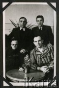1946, Bystra Śląska, Polska.
Witold Staszkiewicz (stoi z prawej) z kolegami - kuracjuszami z sanatorium. Po powrocie z obozu koncentracyjnego Mauthausen w sierpniu 1945 r. leczył się na gruźlicę. Zmarł w 1950 roku.
Fot. NN, kolekcja Witolda Staszkiewicza, zbiory Ośrodka KARTA