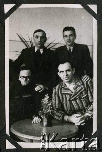 1946, Bystra Śląska, Polska.
Witold Staszkiewicz (stoi z prawej) z kolegami - kuracjuszami z sanatorium. Po powrocie z obozu koncentracyjnego Mauthausen w sierpniu 1945 r. leczył się na gruźlicę. Zmarł w 1950 roku.
Fot. NN, kolekcja Witolda Staszkiewicza, zbiory Ośrodka KARTA