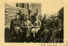 21.04.1946, Polska.
Witold Staszkiewicz (siedzi 2. z prawej) podczas odwiedzin u rodziny w czasie świąt wielkanocnych. 
Fot. NN, kolekcja Witolda Staszkiewicza, zbiory Ośrodka KARTA