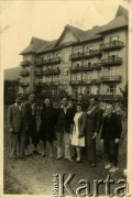 Lipiec 1946, Zakopane, woj. krakowskie, Polska.
Witold Staszkiewicz (4. z prawej, z tyłu) z kuracjuszami i odwiedzającymi przed Sanatorium Polskiego Czerwonego Krzyża, w którym leczono chorych na gruźlicę. 
Fot. NN, kolekcja Witolda Staszkiewicza, zbiory Ośrodka KARTA