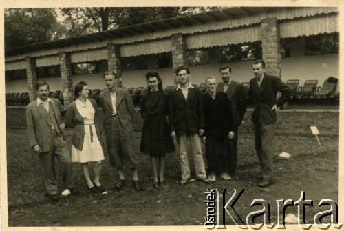 Lipiec 1946, Zakopane, woj. krakowskie, Polska.
Witold Staszkiewicz (1. z prawej) z kuracjuszami i ich gośćmi na terenie Sanatorium Polskiego Czerwonego Krzyża, w którym leczono chorych na gruźlicę. 
Fot. NN, kolekcja Witolda Staszkiewicza, zbiory Ośrodka KARTA