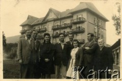 Lipiec 1946, Zakopane, woj. krakowskie, Polska.
Kuracjusze i ich goście przed budynkiem Sanatorium Polskiego Czerwonego Krzyża, w którym leczono chorych na gruźlicę. 4. z prawej, z tyłu stoi Witold Staszkiewicz.
Fot. NN, kolekcja Witolda Staszkiewicza, zbiory Ośrodka KARTA