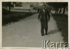 Sierpień 1946, Zakopane, woj. krakowskie, Polska.
Witold Staszkiewicz (1923-1950) podczas pobytu w Sanatorium Polskiego Czerwonego Krzyża, w którym leczył się na gruźlicę. 
Fot. NN, kolekcja Witolda Staszkiewicza, zbiory Ośrodka KARTA