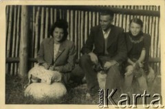 Sierpień 1946, Zakopane, woj. krakowskie, Polska.
Kuracjusze z Sanatorium Polskiego Czerwonego Krzyża, w którym leczono chorych na gruźlicę. Od lewej: Grażyna Maciażanka, Witold Staszkiewicz, NN.
Fot. NN, kolekcja Witolda Staszkiewicza, zbiory Ośrodka KARTA