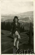 Sierpień 1946, Zakopane, woj. krakowskie, Polska.
Grażyna Maciażanka, prawdopodobnie kuracjuszka Sanatorium Polskiego Czerwonego Krzyża.
Fot. NN, Foto-Film J.H. Mateja, kolekcja Witolda Staszkiewicza, zbiory Ośrodka KARTA