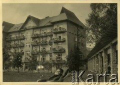 Wrzesień 1946, Zakopane, woj. krakowskie, Polska.
Witold Staszkiewicz (na leżaku) przed Sanatorium Polskiego Czerwonego Krzyża, w którym leczono chorych na gruźlicę. 
Fot. NN, kolekcja Witolda Staszkiewicza, zbiory Ośrodka KARTA