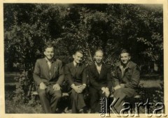 Wrzesień 1946, Zakopane, woj. krakowskie, Polska.
Witold Staszkiewicz (1. z prawej) z kuracjuszami odpoczywa w ogrodzie Sanatorium Polskiego Czerwonego Krzyża, w którym leczono chorych na gruźlicę. 
Fot. NN, kolekcja Witolda Staszkiewicza, zbiory Ośrodka KARTA