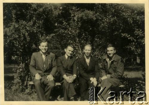 Wrzesień 1946, Zakopane, woj. krakowskie, Polska.
Witold Staszkiewicz (1. z prawej) z kuracjuszami odpoczywa w ogrodzie Sanatorium Polskiego Czerwonego Krzyża, w którym leczono chorych na gruźlicę. 
Fot. NN, kolekcja Witolda Staszkiewicza, zbiory Ośrodka KARTA